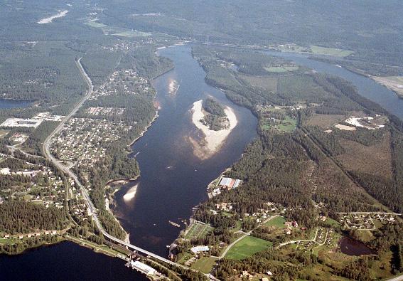 Kommunen bedömer att en ny järnväg inte berör naturvårdsintressets kärnområden som utgörs av deltabildningen och det rika naturlivet i strandzonerna.