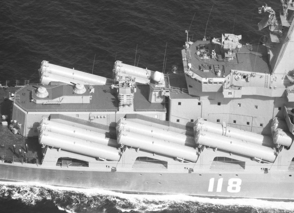 Kryssaren Marsjal Ustinov (Ryssland) Artilleriet består av AK-130, en dubbelpipig 130 mm allmålskanon på fördäck samt sex stycken sexpipiga gatlingkanoner (AK-630M).