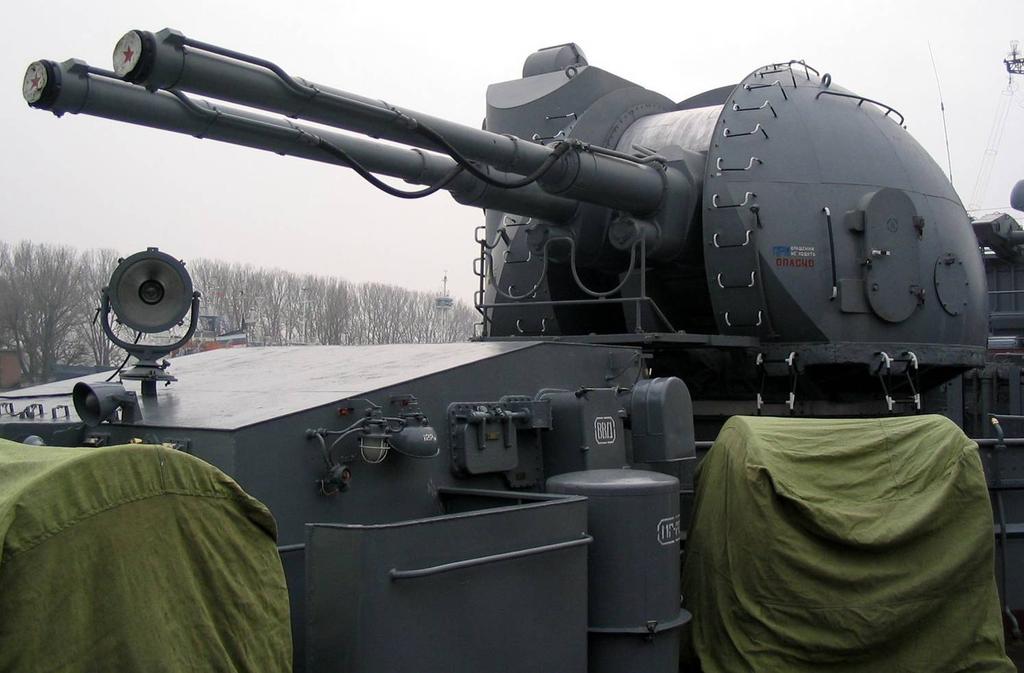 Kryssaren Marsjal Ustinov (Ryssland) Luftvärnsrobotsystem SA N 4 Gecko Systemet under sin ryska benämning 9K33M Osa-M utvecklades ur 9K33 OSA, ett medelräckviddigt luftvärnsrobotsystem för ryska