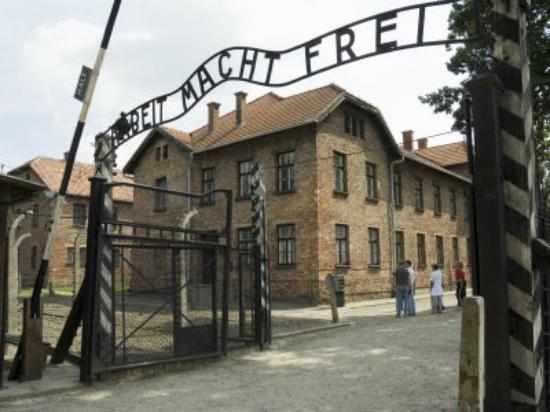 Onsdag 29/5 06.30. Frukost 07.30 Vi åker till Auschwitz Birkenau, de två största och mest kända koncentrationslägren från Nazi tiden.