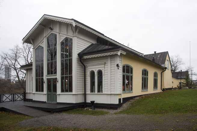 VÄSTRA FLYGELNS TILLBYGGNAD FRÅN 1877 MED DE KARAKTERISTISKA, HÖGA FÖNSTREN PÅ GAVELN. MOT DEN PUTSADE MUREN LÅG TIDIGARE ETT VÄXTHUS. FOTO J. MALMBERG.