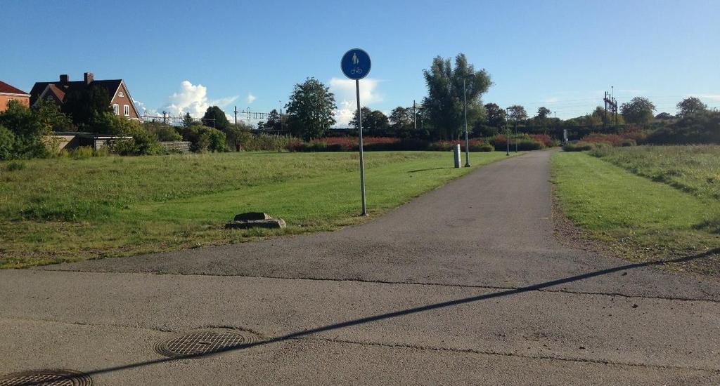 ligger mellan bullervallen och Skolgatan.