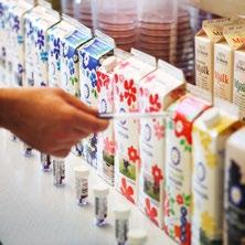 Lukt, smak och antibiotika analyseras innan mjölken tas in i mejeriet. Även bakterieinnehållet kontrolleras för varje gård för att säkerställa att mjölken är av bästa kvalitet.