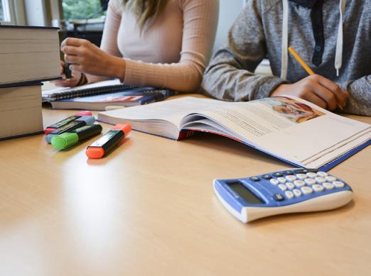 3 De elever som inte kan dagpendla ska få hjälp med att hitta boende på skolorten. 3 Skolan ska erbjuda minst tre högskoleförberedande och ett yrkesinriktat program.