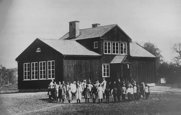 Huvudentrén till skolan vändes mot söder med en farstukvist som ramade in entrédörren.