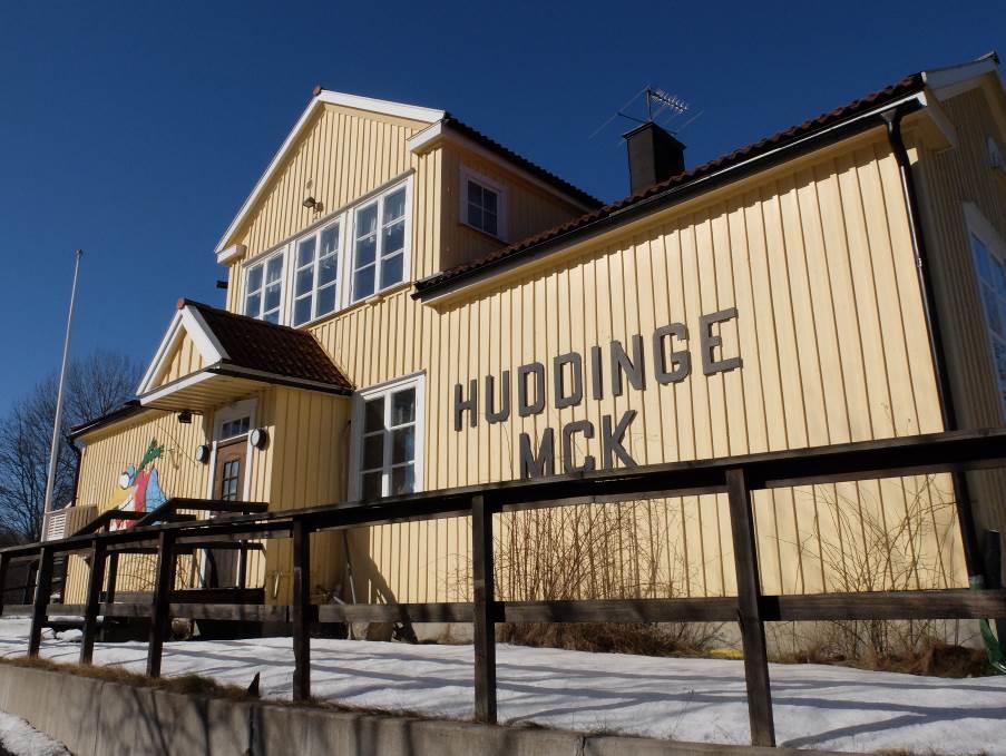 V259 Tvärförbindelse Södertörn TSK01 Framtagande av Vägplan Utredning, Lissma skola - antikvarisk utredning Kulturmiljö Byggnadens gatufasad mot Lissma skolväg. 5.1.2 Exteriör och trädgård Den ursprungliga entrén på gatufasaden används knappt idag, istället är det entrén på norra gaveln som numera fungerar som huvudentré.