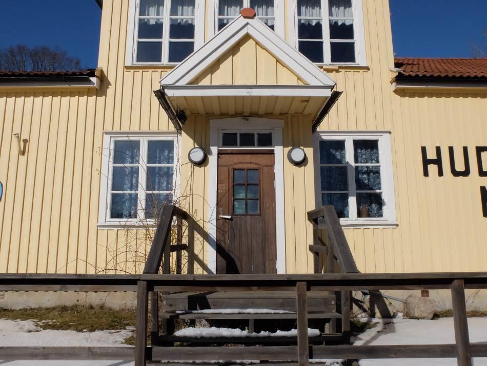 V259 Tvärförbindelse Södertörn TSK01 Framtagande av Vägplan Utredning, Lissma skola - antikvarisk utredning Kulturmiljö Entré på den södra fasaden, mot vägen.