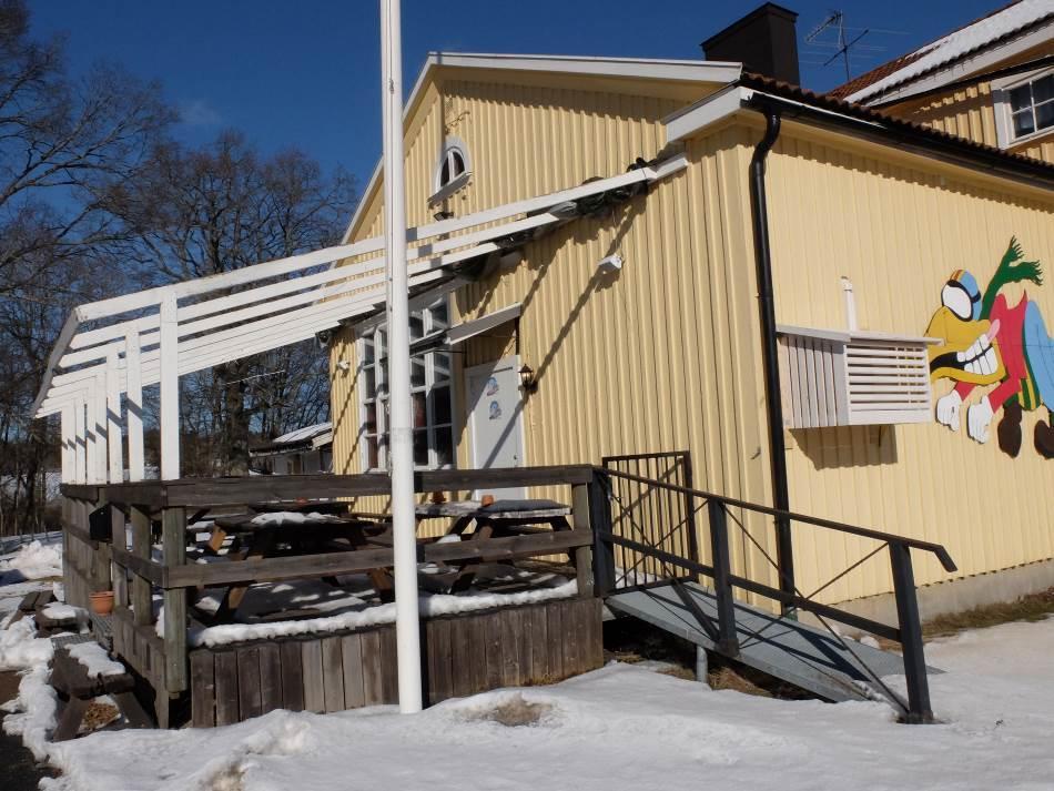 Ursprungligen bars farstukvistens tak upp av träpelare på var sida och trappan omgavs av kryssräcken i trä. Gavelfasaden mot väster är tillbyggd med en veranda med anslutande ramp.