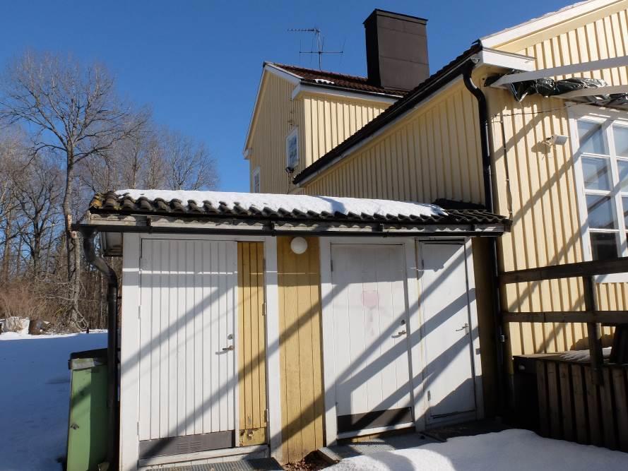 Det tillbyggda uthuset med dusch och toalett byggdes på 1980-talet av MC-klubben.