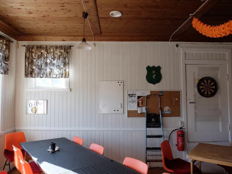 Väggar klädda med pärlspontpanel och bröstlist. Till höger syns vindsluckan till vindsutrymmet mot väster.