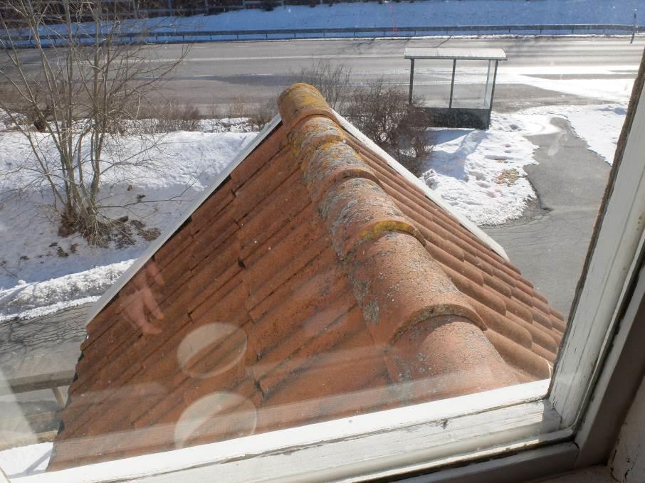 Busshållplatsen Lissma skolväg, vid väg 259, syns i bakgrunden.