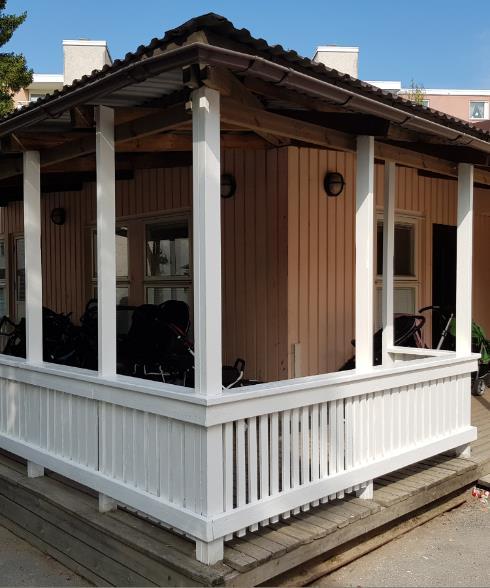 Sommarjobbare på plats Förskola på Kotkagatan 63 före/efter Under sommaren har SISAB haft glädjen att ta emot 19 sommarjobbande ungdomar. Tillsammans med dem har vi bl.a. snickrat verandor, altanräcken har slipats och målats, bord och sittbänkar har skrapats och oljats, reparerat och målat staket och utfört enklare trädgårdsarbete i ett antal förskolor.
