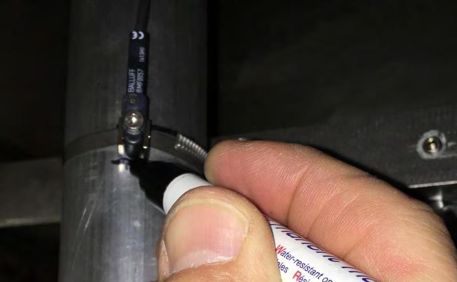 Var i det följande uppmärksam på att inte att skada de kablar som
