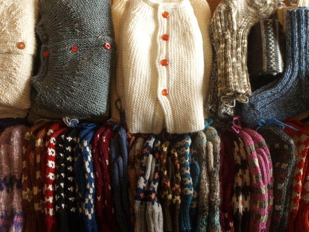 Stickade tröjor, sockar och vantar. Foto: Kristina Wihlborg sade M till en annan kristen. Efter ett tag började M deltaga i möten i den huskyrka i den stad hon levde i.