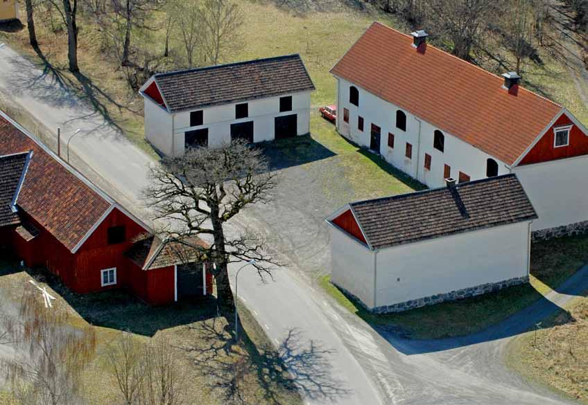 Ö V R I G V E R K S A M H E T F A S T I G H E T S F Ö R V A LT N I N G F Stallbyggnaderna i Dannemora. I överlåtelsen ingick 12 bostadsfastigheter om 64 hyreslägenheter samt ett vandrarhem.