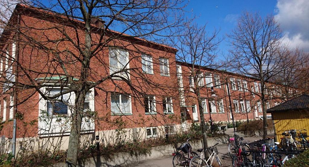Fasad mot söder 1 45. Sättspricka, dålig lagning 46. Skadat fäste, ränna tak 47. Dålig balk ovan dörr 48. Generell statusbild fog 49.