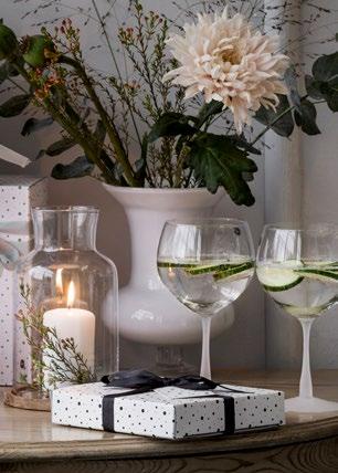 Trophy vas, klar Glas. Vas i munblåst klarglas i en modern tappning av den klassiska troféformen. Låt dina blommor synas från topp till tå. Art.