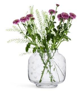 Art.nr: 8711672 Mått: H 190 mm W 180 mm Paketering: 4 Rek. butikspris: 299,00 NY! Trophy vas, vit Glas.