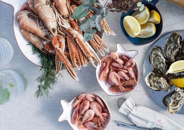 Fish serveringsskål stor, vit Stengods. Serveringsskål i underbar design med kontrastfärgad kant och releifmönstrad insida för en härlig känsla. Klarar maskindisk. Finns i två olika storlekar. Art.