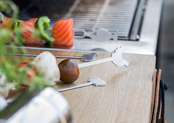 BBQ köttspett 3-pack Rostfritt stål. Ett tredelat set med grillspett med olika motiv i rostfritt stål. Ett måste för alla grillmästare. Art.nr: 5017805 Mått: L 340 mm Rek.