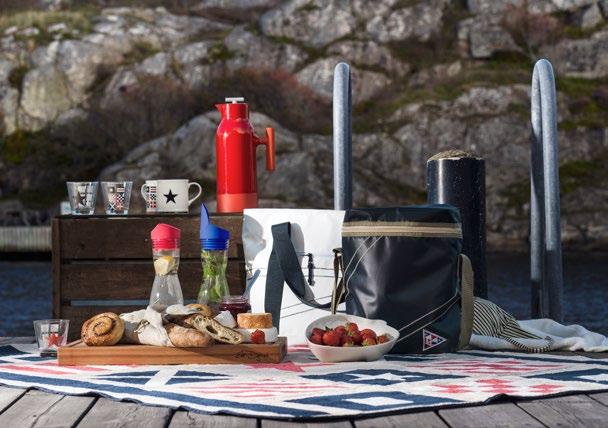 Nautic picnicpläd Härlig mjuk picnicpläd i microfleece med vattenavstötande baksida. Art.nr: 5017797 Mått: 130 x 180 cm Förp.typ: Hangtag Rek. butikspris: 349,00 NY!