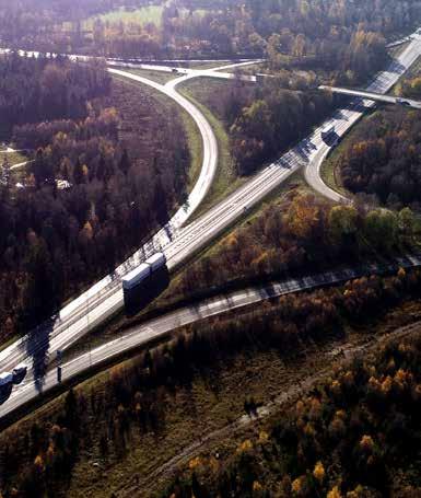 motorväg på 3,2 mil. Målet är att förbättra vägens standard och öka framkomligheten, främst för den tunga trafiken men också för resenärer, näringsliv, pendlare och turister.