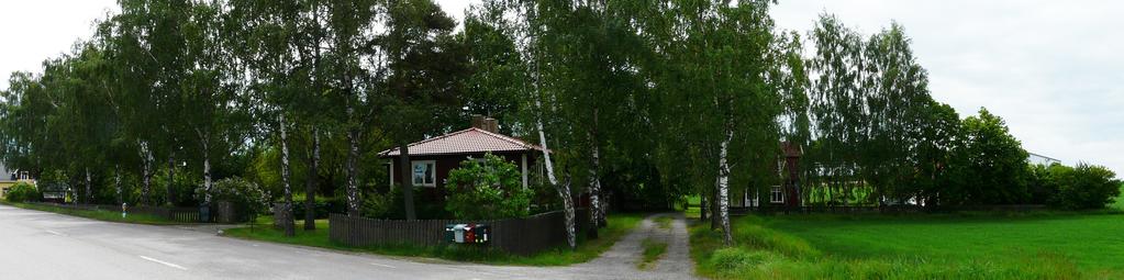 Flygfält och industriområde Där vägen viker av i ny sträckning övergår det storskaliga landskapet i ett mer uppbrutet öppet odlingslandskap bestående av flack åkermark med flera uppstickande