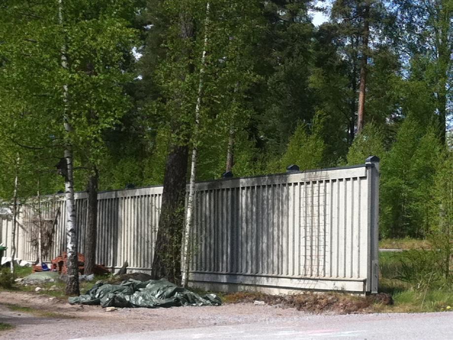 Trappning av skärmar görs medvetet BIld 18. Exempel på enkelt bullerskyddsplank som finns i början av sträckan vid Sandtorpet. 16 och detaljstuderas i elevationer.