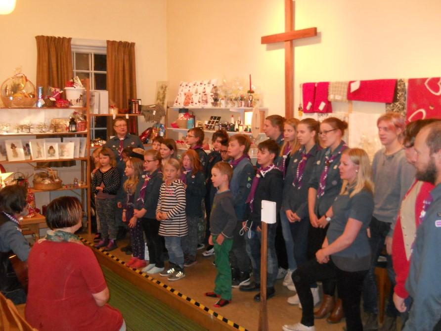 Som inledning på eftermiddagen framförde scouterna ett litet bibeldrama. Pastor Lars Hermansson anknöt till det i sitt anförande.