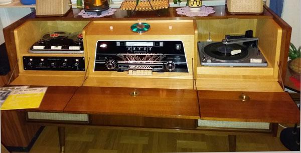 9 Imponerande radiogrammofon Denna Philips F8X82A från 1958 står hemma hos vår medlem Lars Eriksson i Torsås.