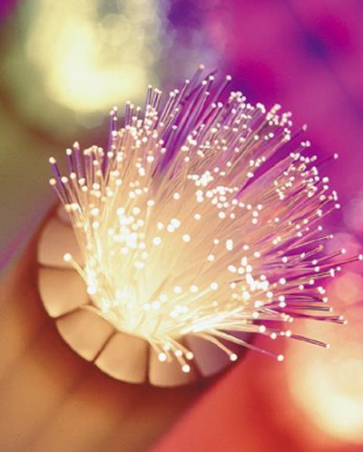 Varför fiber? Genom fiber skickas signaler med ljusets hastighet. Fiber ger därmed snabbast uppkoppling till internet (ingen pott).
