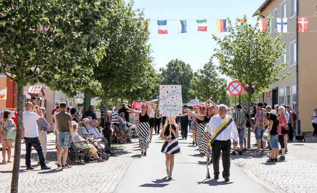 8 MELLERUDS NYHETER Stort jubileum på Kanalyran Avstängt torg Kl 19.00 både fredag och lördag stängs Torget av med hjälp av staket.