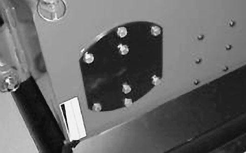 B. Vrid sexkantmuttern ovanpå uppstyrningsröret tills nedre delen av gummihättan är mellan de två spåren i styrröret. I detta läge kommer fjädern att vara sammantryckt till en längd av 76 mm. C.