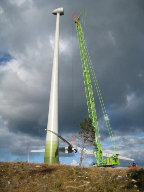 installerats på maskinhuset, se Figur 7. Figur 7: Bildserie montage av rotor ( Triventus Consulting AB).