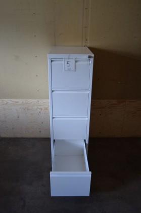 00 kr exkl moms 2st stolar i vit konstläder 0841-004