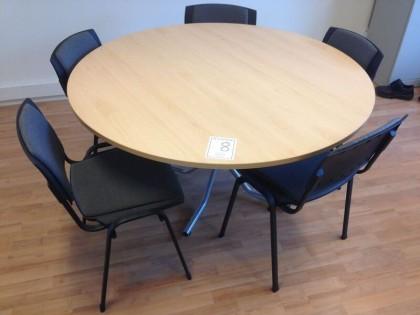 konferensstolar med blå tygsits och kromat stativ,