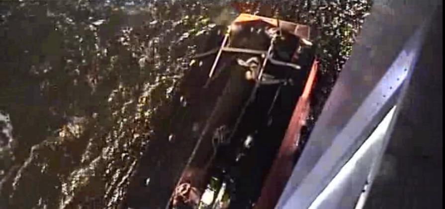 Bild 2. Lotsbåt L-242 vid sidan av VL Turva innan sjunkningen. Lotsbåtens roder var vända till vänster. Bilden är en bildkapning från den video som filmats från VL Turva.