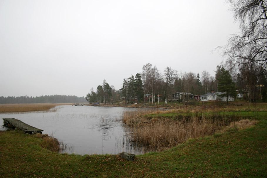 Stranden är längs vissa sträckor privatiserad. Området nås via flera mindre vägar som ansluter till väg 26. Kollektivtrafik finns närmast inom 4 km vid väg 26. Skolbuss trafikerar området.