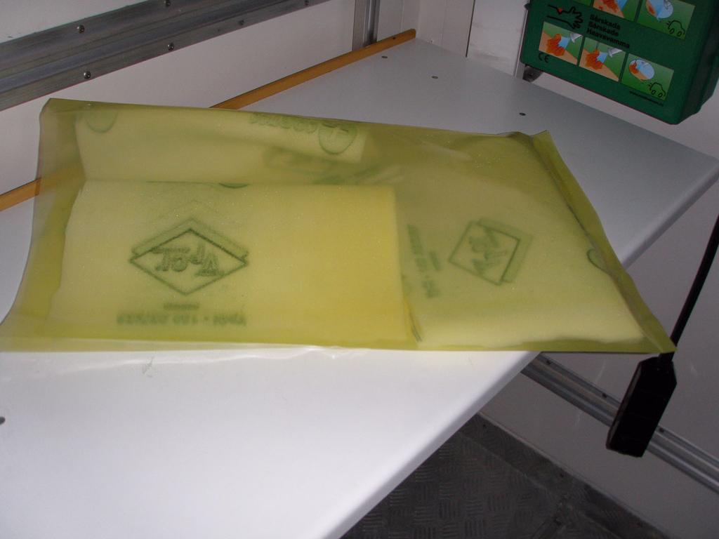 Påse med fuktupptagande material Ångfasinhibitorerna finns i form av dukar som placeras i lådor, fordon och containrar med känslig materiel.