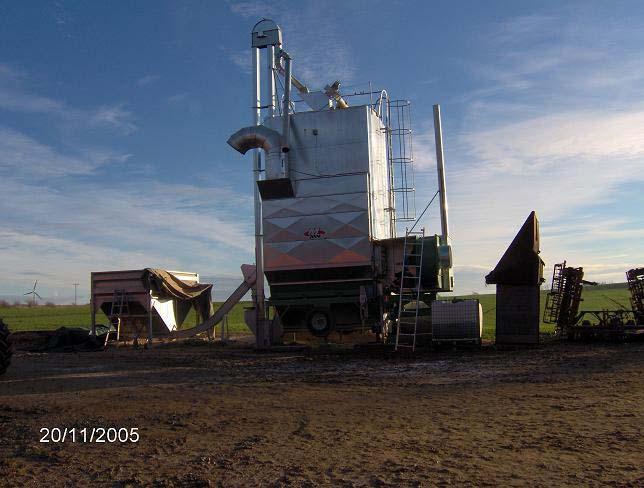 17 Figur 5. Mobiltorken uppriggad i på VästraHoby 6 hösten 2005. Vi torkade cirka 650 ton spannmål och cirka 150 ton majs hösten 2005. Vid spannmålsskörden använde vi gårdens maskinhall som våtficka.