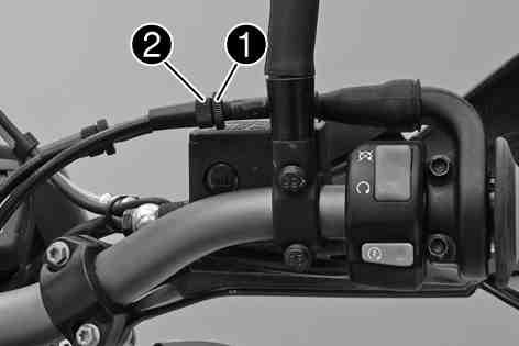 16 INSTÄLLNING AV MOTORN 133 C00187-10 Huvudarbete Ställ styret i läget för körning rakt framåt. Använd KTM-diagnosverktyget och ställ gasspjälldonet i utgångsläget. Lossa låsmuttern1.