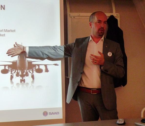 Märket har formen av en vinge att bäras på bröstet och ser ut så här: En JAS 39 Gripen mot en PPIliknande bakgrund, alltså.
