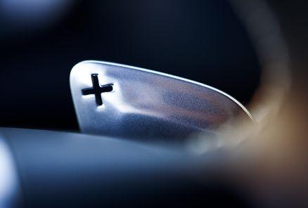 Högprestandamotorcyklar inspirerade oss till idén med ett enkelt runt huvudinstrument omgivet av två mindre instrumenttavlor.