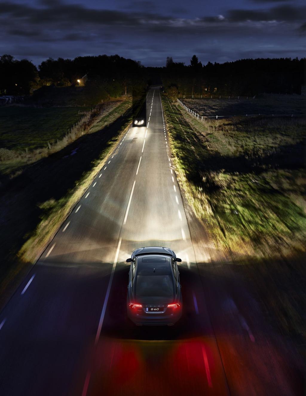 Lys upp mörkret. Nu har mörkerkörningen blivit betydligt behagligare och säkrare. Vårt aktiva helljus Active High Beam gör att du kan köra på helljuset hela tiden.