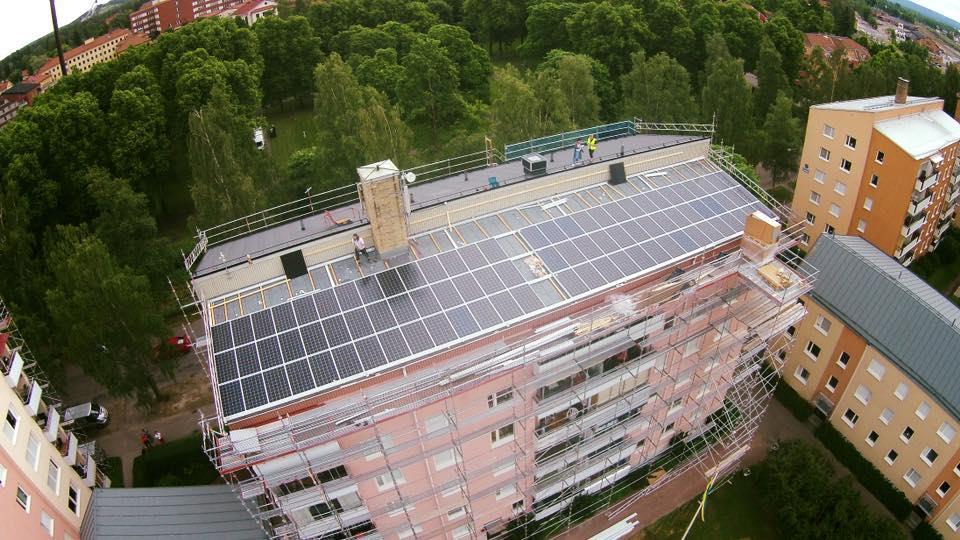 Brf Promenaden producerar både värme och el med solens hjälp Fakta om Brf Promenadens solcellsanläggning Installationsår: Solfångare för solvärme 2010 och solceller 2016 Solcellernas effekt: drygt