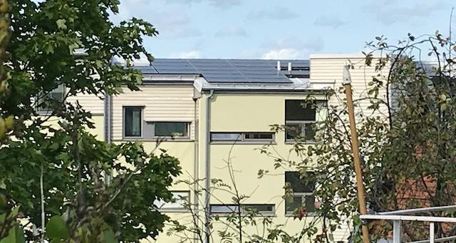 Brf Vinterviken har en garanterad solelproduktion Fakta om Brf Vintervikens solcellsanläggning Installationsår: 2018 Solcellernas effekt: ca 38 kw Bostadsrättsföreningen Vinterviken i Stockholm