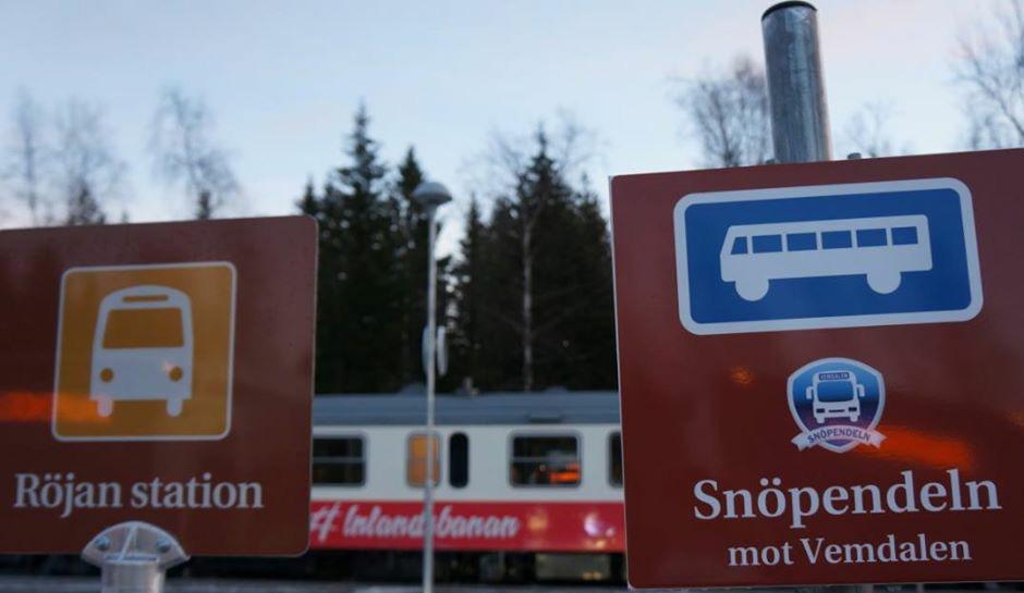 Där väntar Snöpendelns buss som kör dig vidare till skidbacken. Snöpendeln buss Snöpendelns busstransfer till Vemdalsfjällen avgår/ ankommer i direkt anslutning till tåget vid Röjan station.