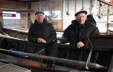 Donatorn Johan Backholm med sin far Levi (f.1917) som byggt båten. Besök i båtmuseet den 15 november 2018.