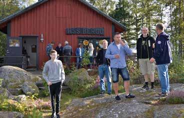 på plats.