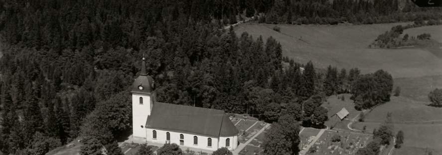 Beskrivning och historik Kyrkomiljön Kyrkbyn är belägen vid Nissans östra strand i ett öppet kulturlandskap med åker och vall. I den östra delen finns en moränhöjd.